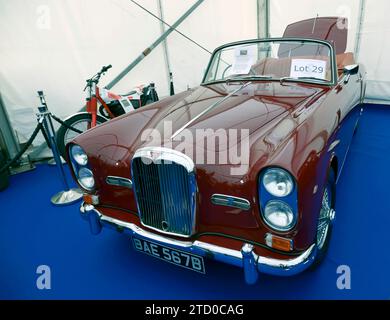 Dreiviertel-Vorderansicht eines Maroon, 1964, Alvis TE21 Cabriolet in der Ewbanks Live Auktion auf der British Motor Show 2023 Stockfoto