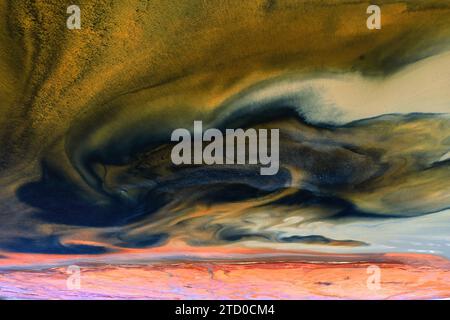 Das Luftbild zeigt die dramatische und abstrakte Schönheit des Bergbaugebiets Riotinto in Huelva, Spanien, mit leuchtenden Kontrastfarben. Stockfoto