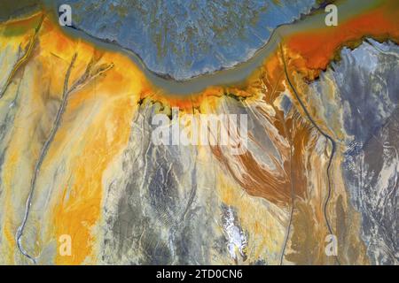 Atemberaubende Aufnahmen über dem Kopf, die die lebendigen Farben und geologischen Vielfalt der Region Rio Tinto mit ihren eisenreichen Böden und Wasserkörpern einfangen Stockfoto