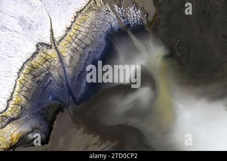 Die beeindruckende Luftaufnahme fängt die strukturierte Landschaft von Riotinto in Huelva mit ihren kontrastierenden Farben und komplexen Mustern ein. Stockfoto