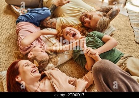 Blick auf Eltern und Kinder im modernen Wohnzimmer, schöne Momente Stockfoto