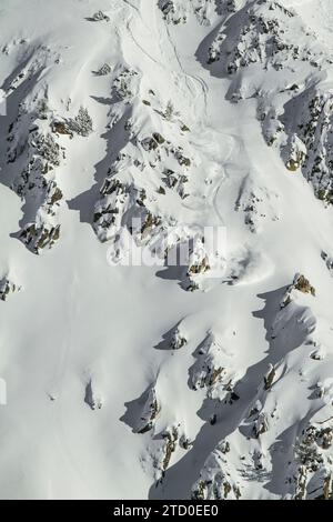 Luftbild von wunderschönen majestätischen felsigen Bergen, die an sonnigen Tagen mit Schnee bedeckt sind Stockfoto