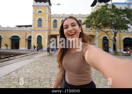 Selbstporträt einer jungen lächelnden Frau vor dem öffentlichen Markt von Florianopolis, Santa Catarina, Brasilien Stockfoto