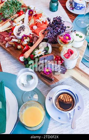 Eleganter Brunch mit einer Auswahl an Gourmet-Speisen und Getränken auf einem dekorierten Tisch. Stockfoto