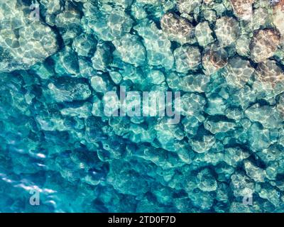 Blick von oben auf das glitzernde, klare Wasser entlang der Küste von Nizza in der Côte D’azur, die die natürliche Schönheit und die ruhige Struktur der Medi zeigt Stockfoto