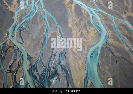 Schnappschuss von komplizierten geflochtenen Flüssen, die sich durch die vielfältige isländische Landschaft schlängeln Stockfoto