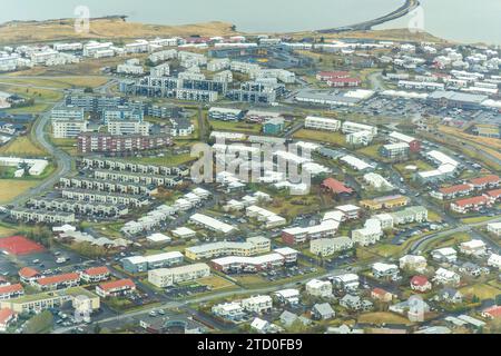 Erhöhter Blick auf Reykjavik, Island, mit farbenfrohen Gebäuden, abwechslungsreicher Architektur und Stadtgestaltung unter einem trüben Himmel. Stockfoto