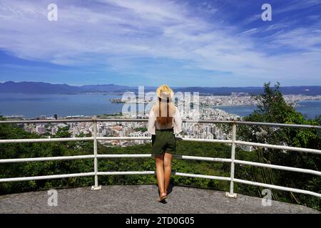 Reisen in Brasilien. Panoramablick auf die Touristenfrau mit Hut in Florianopolis Stadt, Santa Catarina, Brasilien. Stockfoto