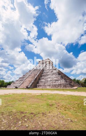 Antike Maya-Pyramide von Kukulkan in Chichen Itza unter einem dramatischen Himmel in Mexiko. Ein Zeugnis präkolumbischer Ingenieurskunst. Stockfoto