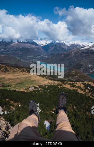 Ein malerischer Blickwinkel von oben, der die wunderschöne Landschaft des Ordesa National Park mit schneebedeckten Gipfeln und einem türkisfarbenen See einfängt Stockfoto