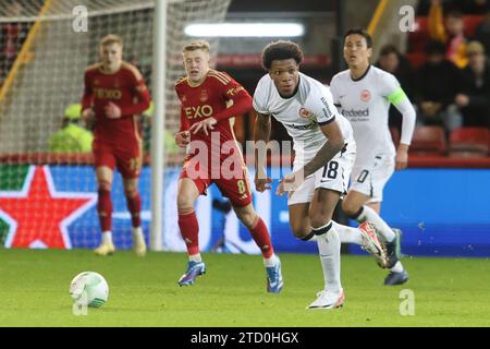 ABERDEEN, SCHOTTLAND - 14. DEZEMBER: Eintracht Jessic Ngankam beim G-UEFA Europa Conference League Spiel Aberdeen FC gegen Eintracht Frankfurt Group am 14. Dezember 2023 im Pittodrie Stadium in Aberdeen, Schottland. (MB Medien) Stockfoto