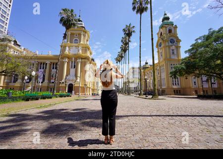 Tourismus in Porto Alegre, Brasilien. Rückansicht einer jungen Touristenfrau, die das historische Zentrum von Porto Alegre, Rio Grande do Sul, Brasilien besucht. Stockfoto