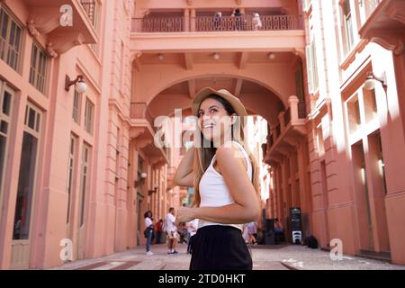 Porträt einer jungen Frau, die den historischen Palast Casa de Cultura Mario Quintana in Porto Alegre, Brasilien, besucht Stockfoto