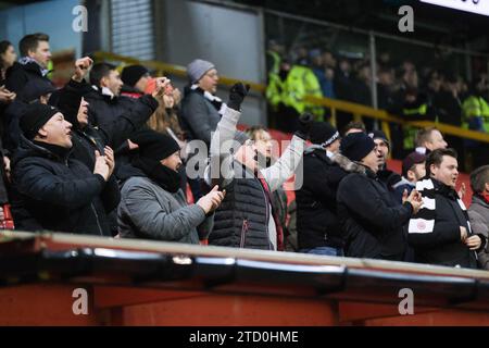 ABERDEEN, SCHOTTLAND - 14. DEZEMBER: Die Fans von Eintracht genießen sich in der ersten Halbzeit beim G-UEFA Europa Conference League-Spiel Aberdeen FC gegen Eintracht Frankfurt Group im Pittodrie Stadium am 14. Dezember 2023 in Aberdeen, Schottland. (MB Medien) Stockfoto