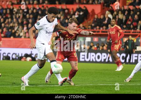 ABERDEEN, SCHOTTLAND – 14. DEZEMBER: Eintracht Jessic Ngankam mit James McGarry, der sich am 14. Dezember 2023 im Pittodrie Stadium in Aberdeen, Schottland, beim G-UEFA Europa Conference League-Spiel Aberdeen FC gegen Eintracht Frankfurt Group verteidigte. (MB Medien) Stockfoto