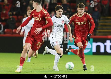 ABERDEEN, SCHOTTLAND – 14. DEZEMBER: Eintracht Paxten Aaronson bricht beim G-UEFA Europa Conference League-Spiel Aberdeen FC gegen Eintracht Frankfurt Group am 14. Dezember 2023 im Pittodrie Stadium in Aberdeen, Schottland, aus. (MB Medien) Stockfoto