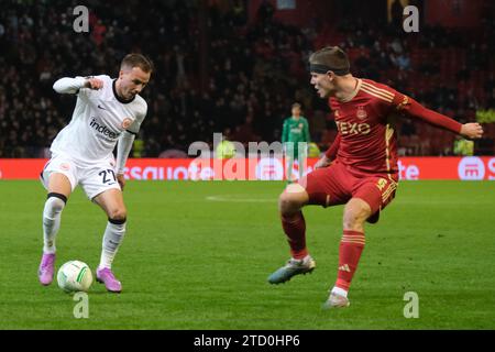 ABERDEEN, SCHOTTLAND – 14. DEZEMBER: Mario Götze von Eintracht attackiert während des Spiels Aberdeen FC gegen Eintracht Frankfurt Group G-UEFA Europa Conference League im Pittodrie Stadium am 14. Dezember 2023 in Aberdeen, Schottland. (MB Medien) Stockfoto