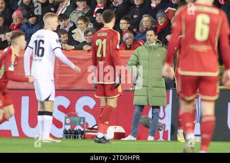 ABERDEEN, SCHOTTLAND - 14. DEZEMBER: Eintracht-Trainer Dino Toppmöller beim G-UEFA Europa Conference League Spiel der Aberdeen FC gegen Eintracht Frankfurt Group im Pittodrie Stadium am 14. Dezember 2023 in Aberdeen, Schottland. (MB Medien) Stockfoto