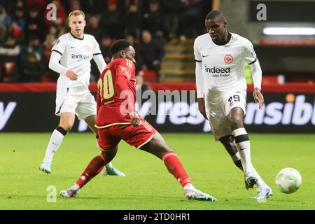 ABERDEEN, SCHOTTLAND - 14. DEZEMBER: Eintracht's Niels Nkounkou mit Aberdeen's Shayden Morris während des Spiels Aberdeen FC gegen Eintracht Frankfurt Group G-UEFA Europa Conference League im Pittodrie Stadium am 14. Dezember 2023 in Aberdeen, Schottland. (MB Medien) Stockfoto