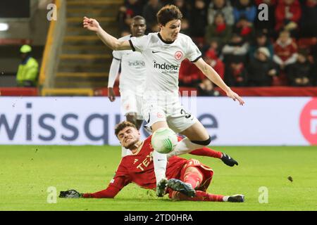 ABERDEEN, SCHOTTLAND - 14. DEZEMBER: Eintracht's Paxton Aronson mit Aberdeens Dante Polvara beim Spiel Aberdeen FC gegen Eintracht Frankfurt Group G-UEFA Europa Conference League im Pittodrie Stadium am 14. Dezember 2023 in Aberdeen, Schottland. (MB Medien) Stockfoto