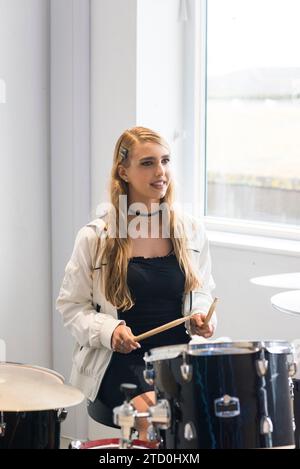 Eine Gruppe von Studenten probt für ihre Bands-Auftritte im Musikzimmer des College. Stockfoto