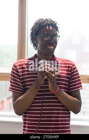 Eine Gruppe von Studenten probt für ihre Bands-Auftritte im Musikzimmer des College. Stockfoto