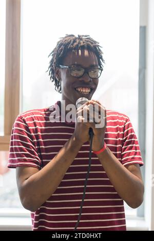 Eine Gruppe von Studenten probt für ihre Bands-Auftritte im Musikzimmer des College. Stockfoto