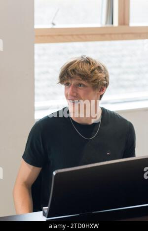 Eine Gruppe von Studenten probt für ihre Bands-Auftritte im Musikzimmer des College. Stockfoto