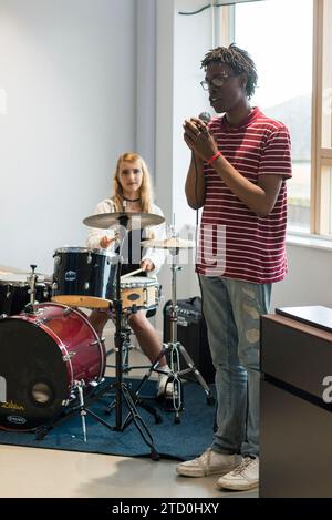 Eine Gruppe von Studenten probt für ihre Bands-Auftritte im Musikzimmer des College. Stockfoto