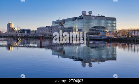 Die Millennium Bridge in Glasgow führt über den Fluss Clyde zum Pacific Quay, wo sich die Büros der BBC Scotland befinden. Stockfoto