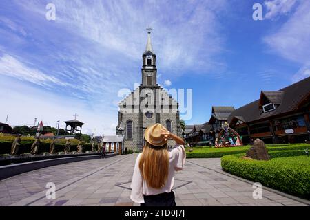 Tourismus in Gramado, Brasilien. Junge Touristenfrau, die Gramado Stadt zu Weihnachten besucht, Rio Grande do Sul, Südbrasilien. Stockfoto