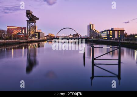 Blick auf den Fluss Clyde in Richtung Squinty Bridge und Finnieston Crane von der Bells Bridge in Glasgow. Stockfoto