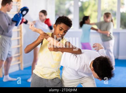 Zwei Jungs üben Selbstverteidigungstechniken Stockfoto