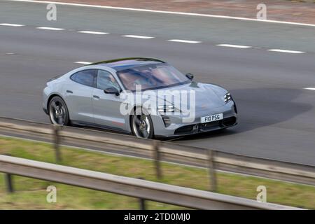 2023 Porsche Taycan Turbo 680 PS Overboost Power 93,4Kwh Electric Auto Grey Car Limousine Electricity P460 kW auf der Autobahn M61, Großbritannien Stockfoto