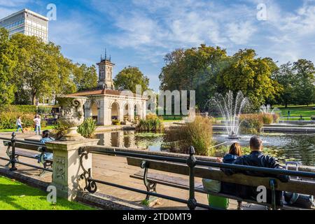 Pumpenhaus und Wasserbecken in den Italian Gardens in der Nähe von Lancaster Gate Kensington Gardens, Royal Parks of London, Vereinigtes Königreich Stockfoto