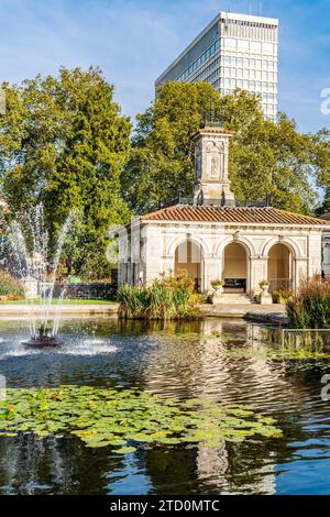 Pumpenhaus und Wasserbecken in den Italian Gardens in der Nähe von Lancaster Gate Kensington Gardens, Royal Parks of London, Vereinigtes Königreich Stockfoto