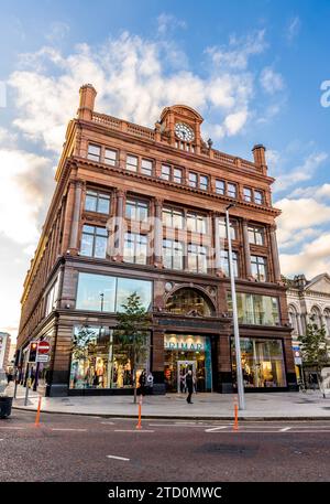 Außenansicht der Bank Buildings, erbaut im 18. Jahrhundert, heute Geschäft des Fast-Fashion-Einzelhändlers Primark, in der Castle Street, Belfast City Centre, Nordirland Stockfoto