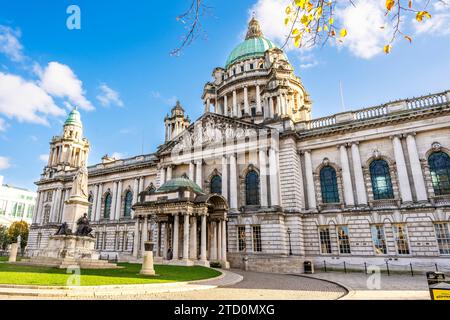 Die Fassade des Belfast City Hall, erbaut aus Portland Stein im späten 19. Jahrhundert am Donegall Square, Belfast, Nordirland Stockfoto