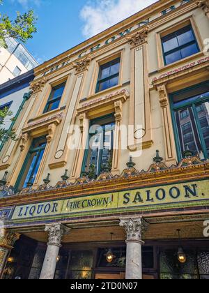 Fassade des Crown Liquor Saloon oder der Crown Bar, traditioneller irischer Pub, berühmtes Wahrzeichen und herausragendes Beispiel eines viktorianischen Gin Palastes, Belfast Stockfoto