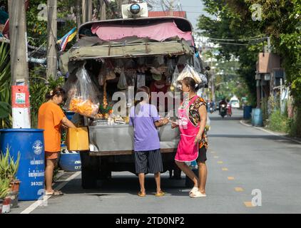 SAMUT PRAKAN, THAILAND, 9. November 2023, Menschen kaufen Lebensmittel und Zutaten in einem mobilen Geschäft, das auf der Straße angehalten hat Stockfoto