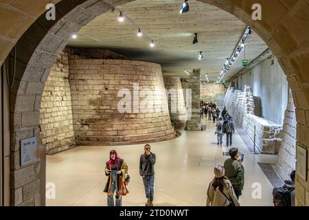 Teil des Grabens der alten Louvre-Festung, mittelalterlicher Louvre, die mittelalterlichen Überreste der ursprünglichen Louvre-Festung aus den 1200er Jahren, Paris Stockfoto