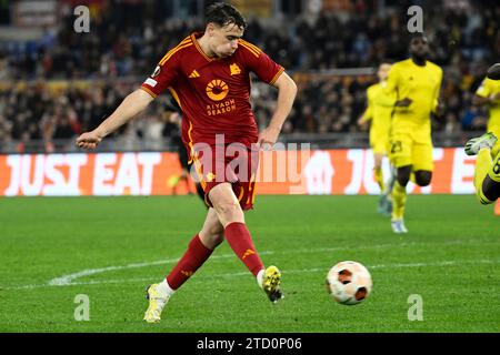 Niccolo Pisilli von AS Roma in Aktion während des Europa League Group G Fußballspiels zwischen AS Roma und FC Sheriff Tiraspol im Olimpico-Stadion in Rom (Italien) am 14. Dezember 2023. Stockfoto