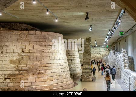 Teil des Grabens der alten Louvre-Festung, mittelalterlicher Louvre, die mittelalterlichen Überreste der ursprünglichen Louvre-Festung aus den 1200er Jahren, Paris Stockfoto