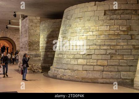 Teil des Grabens der alten Louvre-Festung, mittelalterlicher Louvre, die mittelalterlichen Überreste der ursprünglichen Louvre-Festung aus den 1200er Jahren, Paris Stockfoto