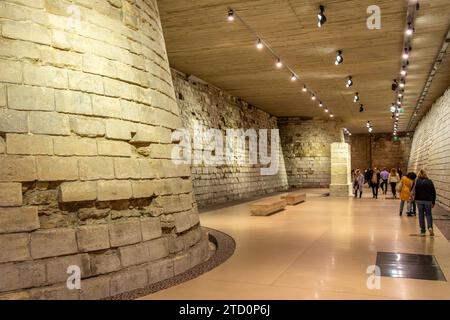 Teil des Grabens der alten Louvre-Festung, mittelalterlicher Louvre, die mittelalterlichen Überreste der ursprünglichen Louvre-Festung aus den 1200er Jahren, Paris Stockfoto