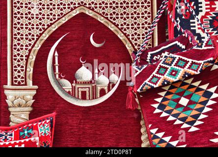 Klassisches mittelalterliches Ottomanendesign auf rotem, farbenfrohen türkischen Teppich, Kissen und Taschen. Istanbul, Türkei Stockfoto