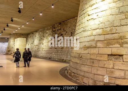 Teil des Grabens der alten Louvre-Festung, mittelalterlicher Louvre, die mittelalterlichen Überreste der ursprünglichen Louvre-Festung aus den 1200er Jahren, Paris Stockfoto