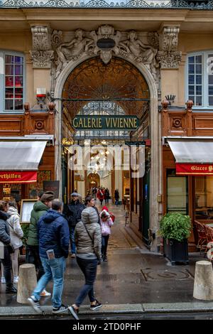 Der Eingang zur Galerie Vivienne, einer wunderschönen überdachten Einkaufspassage aus dem Jahr 1823 im 2. Arrondissement von Paris, Frankreich Stockfoto