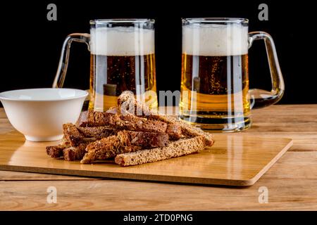 Knoblauch-Croutons aus geröstetem Brot und Soße sind ein köstlicher Biersnack. Kopierbereich. Stockfoto