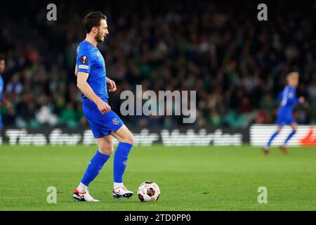 Sevilla, Spanien. Dezember 2023. Ben Davies (26) von Rangers, die während des Spiels der UEFA Europa League zwischen Real Betis und Rangers im Estadio Benito Villamarin in Sevilla gesehen wurden. (Foto: Gonzales Photo - Andres Gongora). Quelle: Gonzales Photo/Alamy Live News Stockfoto